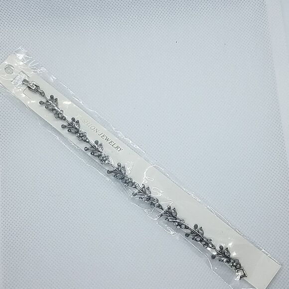 NWT Fashion Jewelry Flower Design Bracelet - Picture 1 of 2